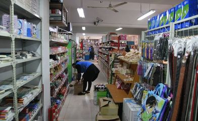 校園小賣鋪 承載幾代人回憶的角落，為何在塑料制品銷售中漸行漸遠(yuǎn)？